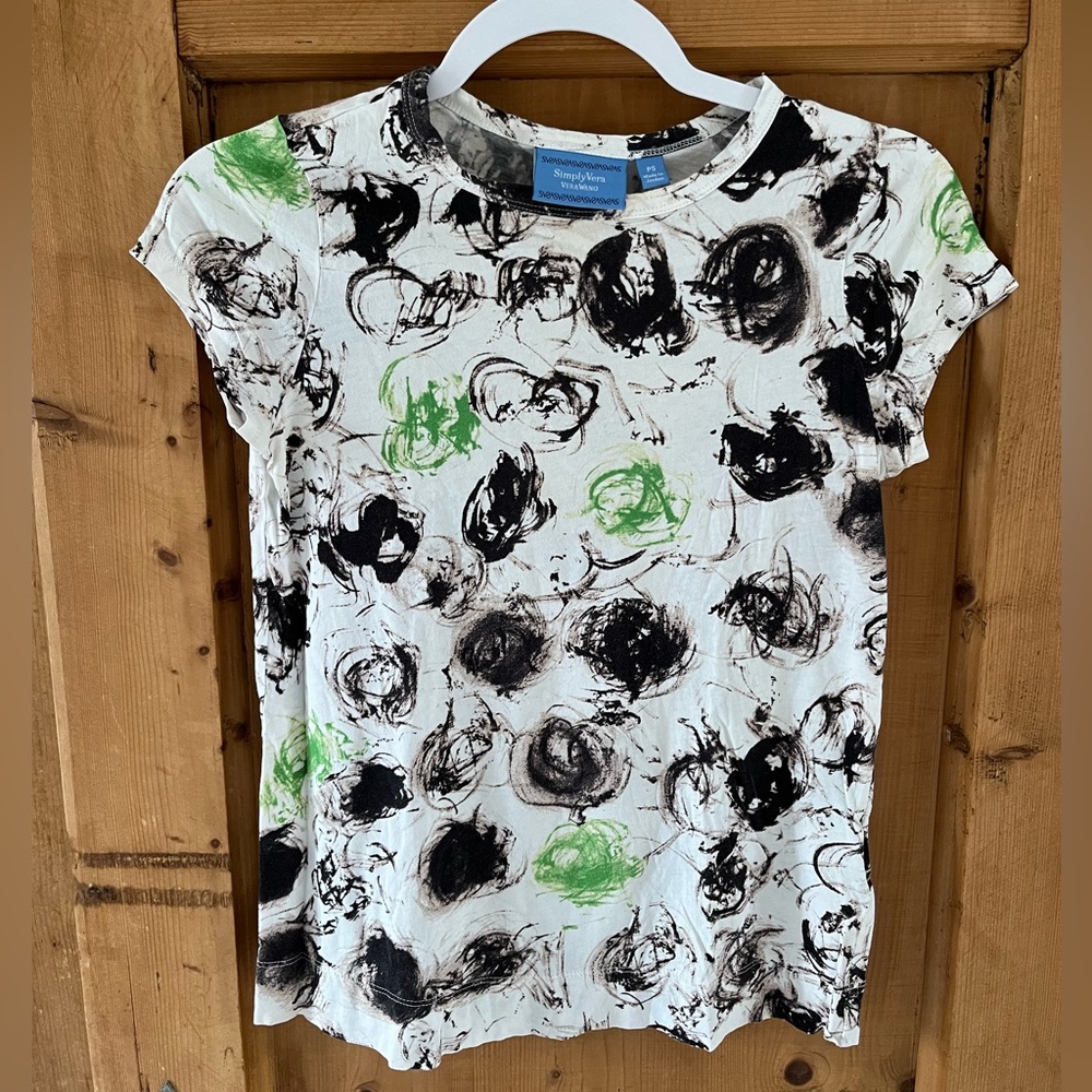 Simply Vera t-shirt. Women’s small. Excellent condition.